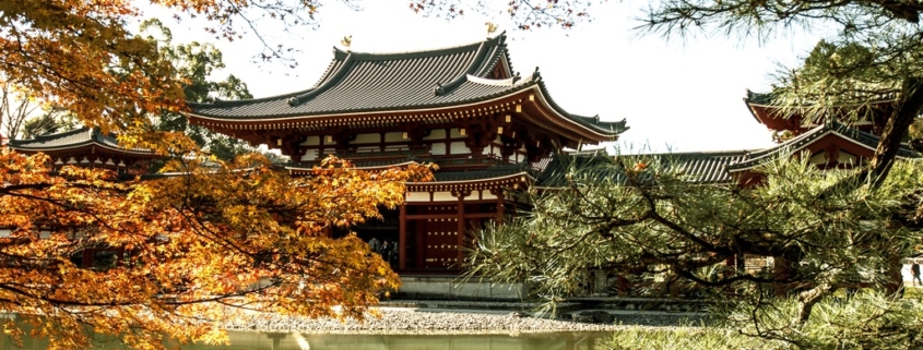 японская пагода у воды